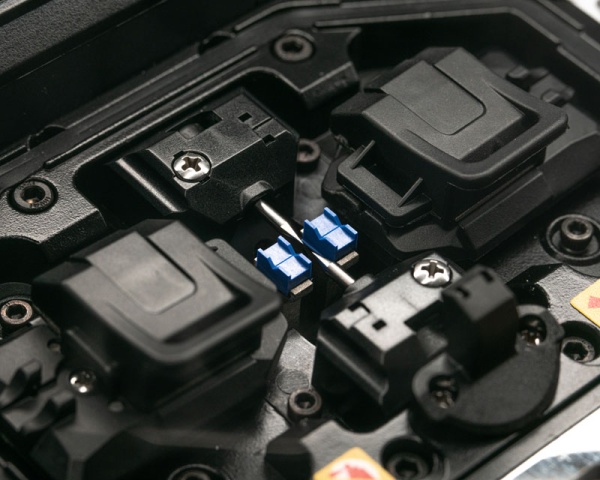 Фото KIWI-6500 - Оптический сварочный аппарат с выравниванием по сердцевине волокна